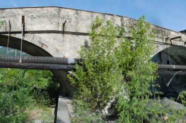 Tre grandi archi disuguali