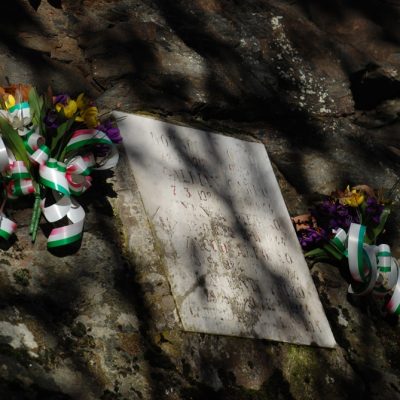 
				La lapide sulla roccia		