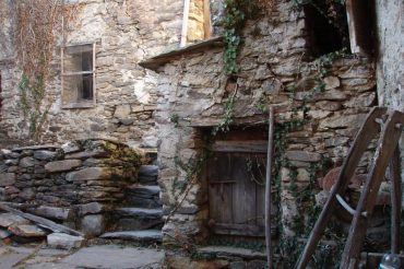 Toùaro, Bâtìo e Coumbocrôzo