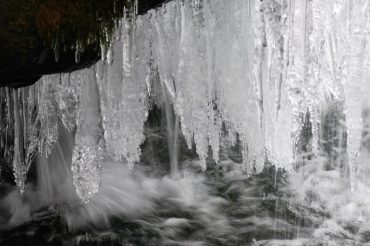 Inverno lungo il ruscello