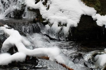 Inverno lungo il ruscello